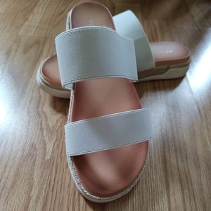 NEVER WORN Madden girl size 9 sandals